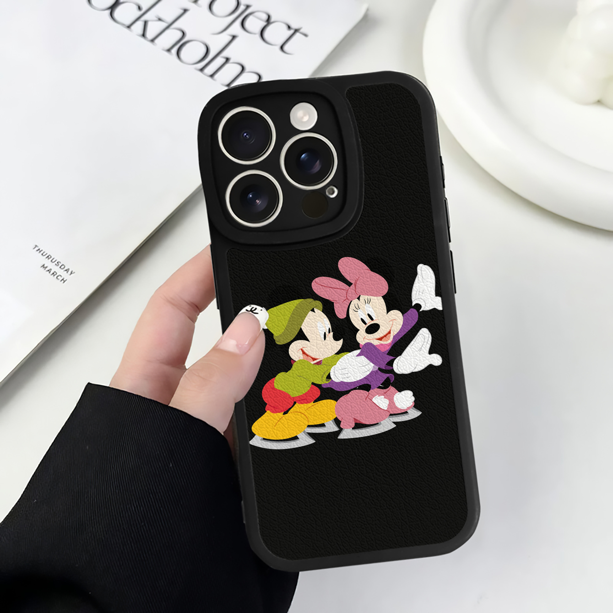 （画像用） ミッキーマウス Mickey Mouse 【iPhone 16シリーズ対応】シリコンスマホケース（レザー調） 材質：シリコン